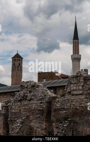 Bosnien-herzegowina: Sarajevo Clock Tower und das Minarett der Gazi-husrev-Beg Moschee aus den Überresten von Taslihan, ein 1540 Stone Inn und karawanserei gesehen Stockfoto