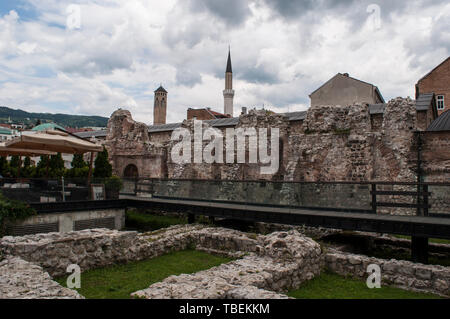 Bosnien-herzegowina: Sarajevo Clock Tower und das Minarett der Gazi-husrev-Beg Moschee aus den Überresten von Taslihan, ein 1540 Stone Inn und karawanserei gesehen Stockfoto