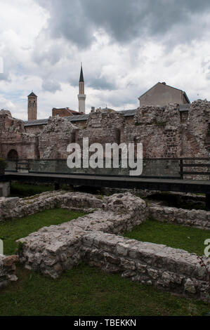 Bosnien-herzegowina: Sarajevo Clock Tower und das Minarett der Gazi-husrev-Beg Moschee aus den Überresten von Taslihan, ein 1540 Stone Inn und karawanserei gesehen Stockfoto