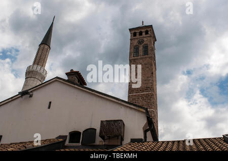 Sarajevo: Sarajevska Sahat Kula, der Clock Tower, gebaut von Gazi-husrev-beg, Gouverneur in der Osmanischen Periode, und das Minarett der Gazi-husrev-Beg Moschee Stockfoto