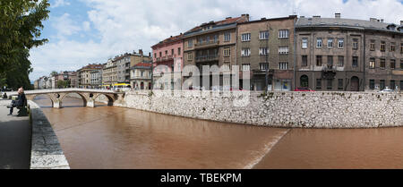 Sarajevo: die Skyline mit dem Lateinischen Brücke über den Fluss Miljacka, der Ort der Ermordung des Erzherzogs Franz Ferdinand von Österreich 1914 Stockfoto