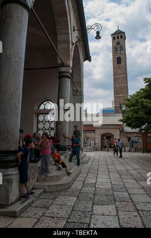 Sarajevo: muslimische Kinder und Männer im Hof der Gazi-husrev-Beg Moschee (1532), dem größten historischen Moschee in Bosnien und Herzegowina Stockfoto