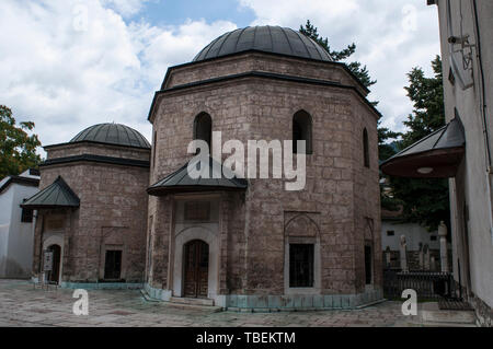 Sarajevo, Bosnien: Die zwei Mausoleen auf der östlichen Seite der Gazi-husrev-Beg Moschee, in dem sich das Grab von Gazi Husrev Beg und Murat Beg Tardic Stockfoto