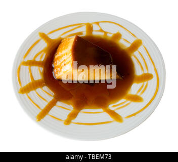 Süßes Dessert, Pudding Pudding mit Karamellsauce auf weiße Platte. Auf weissem Hintergrund Stockfoto