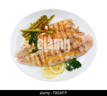 Gebackene Barschfilet mit Kräuter Sauce serviert, marinierter Spargel und Mandeln. Auf weissem Hintergrund Stockfoto