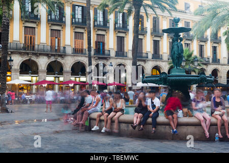 Brunnen der Placa Reial (Royal Square) tagsüber in Barcelona, Spanien Stockfoto