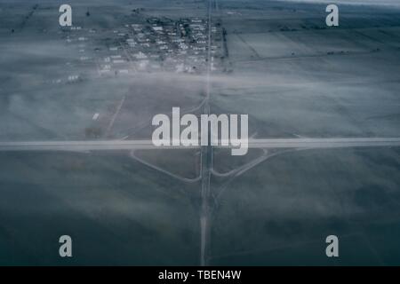 Luftaufnahme der Autobahnkreuzung, die im Nebel bedeckt ist Stockfoto