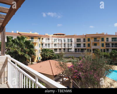 SAL, KAP VERDE auf April 2019: Farbenfrohe Gebäude und Palmen vom Balkon in der afrikanischen Insel gesehen mit klarem, blauem Himmel in heißen, sonnigen Frühlingstag. Stockfoto