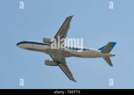 Saigon, Vietnam - Feb 25, 2019. China Southern Airlines B -9913 (Airbus A320), die vom Flughafen Tan Son Nhat (SGN). Stockfoto