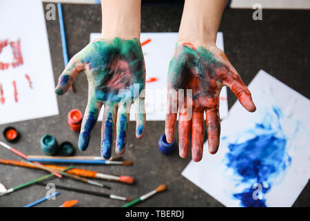 Malte Handflächen artist Tabelle oben, Nahaufnahme Stockfoto