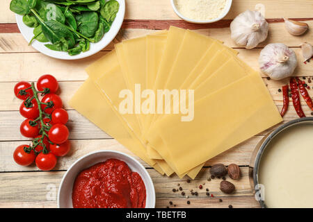 Lasagne Blätter mit Zutaten auf hölzernen Tisch Stockfoto