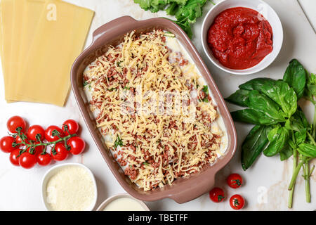 Ungekocht Lasagne im Licht Tabelle Stockfoto