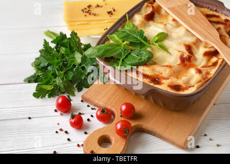 Lecker Lasagne auf weißen Tisch Stockfoto