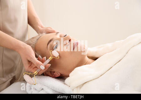 Reife Frau, Gesicht Massage im Schönheitssalon Stockfoto
