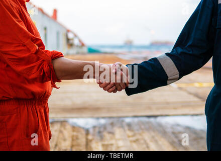 Marine Auftragnehmer Geschäftsmann handshaking Mit arbeiter auf dem Schiff. Stockfoto