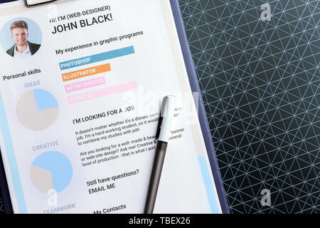 Job fortsetzen, auf farbigem Hintergrund Stockfoto