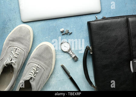 Einstellen der männlichen Zubehör mit Laptop auf farbigen Hintergrund Stockfoto