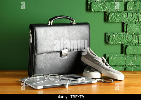 Einstellen der männlichen Zubehör mit Laptop und Mobiltelefon auf hölzernen Tisch Stockfoto