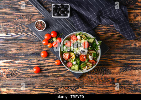 Gesunder Salat mit Feta Käse auf hölzernen Tisch Stockfoto