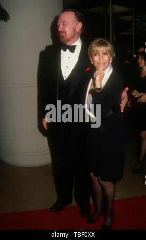 Beverly Hills, Kalifornien, USA, 1. Juni 1994 Jack Haley jr. und Nancy Sinatra die Erste USC Award für Führung in der Unterhaltungsindustrie zu Ehren George Lucas teilnehmen, die am 1. Juni 1994 im Beverly Hilton Hotel in Beverly Hills, Kalifornien, USA. Foto von Barry King/Alamy Stock Foto Stockfoto