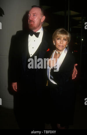 Beverly Hills, Kalifornien, USA, 1. Juni 1994 Jack Haley jr. und Nancy Sinatra die Erste USC Award für Führung in der Unterhaltungsindustrie zu Ehren George Lucas teilnehmen, die am 1. Juni 1994 im Beverly Hilton Hotel in Beverly Hills, Kalifornien, USA. Foto von Barry King/Alamy Stock Foto Stockfoto