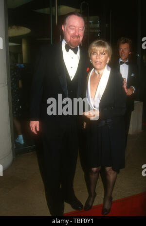 Beverly Hills, Kalifornien, USA, 1. Juni 1994 Jack Haley jr. und Nancy Sinatra die Erste USC Award für Führung in der Unterhaltungsindustrie zu Ehren George Lucas teilnehmen, die am 1. Juni 1994 im Beverly Hilton Hotel in Beverly Hills, Kalifornien, USA. Foto von Barry King/Alamy Stock Foto Stockfoto