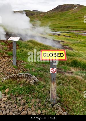 Schilder, geschlossen, kein Eintrag, hinter ihnen Hot Springs, geothermale Region Reykjadalur, Hverageroi, Hveragerdi, Island Stockfoto