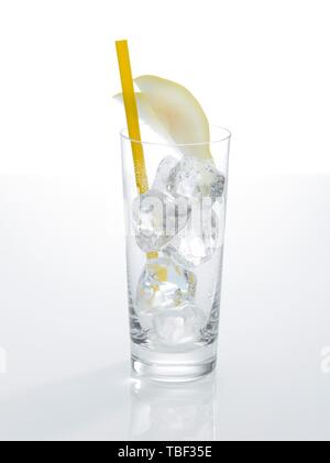 Glas vorbereitet für Cocktails, mit Birne slice Würfel eingerichtet, Trinkhalm, Eiswürfel, Deutschland Stockfoto