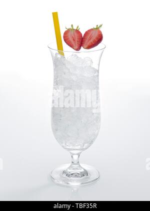 Glas für Cocktail, mit Erdbeeren dekoriert vorbereitet, Trinkhalm, crushed Ice, Deutschland Stockfoto