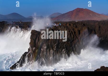 Mit Spray auf felsigen Küste Surfen, Aussichtspunkt Los Hervideros, in der Nähe von Yaiza, Lanzarote, Kanarische Inseln, Spanien Stockfoto