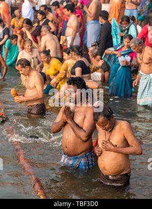 Menschen führen Ritualbad und Puja Gebete bei ghats im Fluss Ganges, Varanasi, Uttar Pradesh, Indien in den Fluss Ganges, Varanasi, Uttar Stockfoto