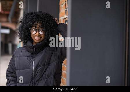 Junge coole schwarze Haut Mädchen zu Fuß auf der Straße. Stockfoto