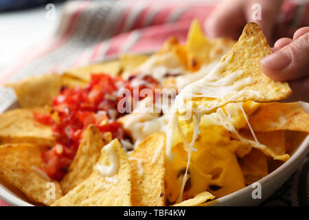 Frau essen lecker Nachos mit Käse, Nahaufnahme Stockfoto