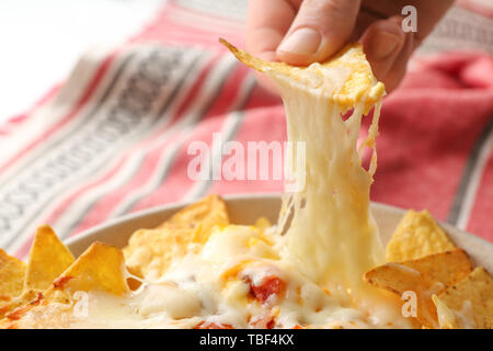 Frau essen lecker Nachos mit Käse, Nahaufnahme Stockfoto