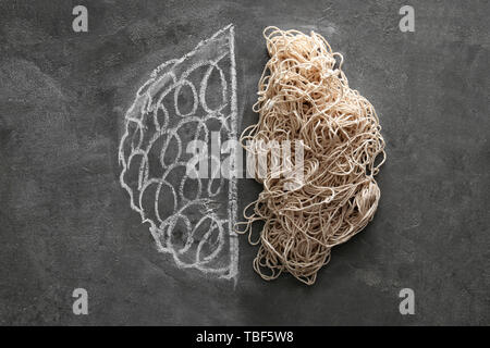 Kreative Hemisphären des Gehirns auf dunklem Hintergrund. Konzept der gesunden Gehirn Stockfoto