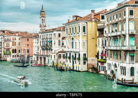Venedig, Italien - 25 August, 2018: die Gondel mit Touristen ist das Segeln entlang der Canal Grande in Venedig, Italien. Wasser Reise in einer Gondel in Venedig Stockfoto