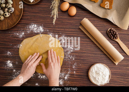 Frau kochen lecker Ostern Cookies auf hölzernen Tisch Stockfoto