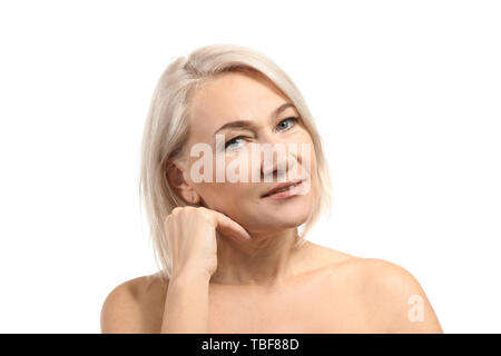 Reife Frau geben sich Massage auf weißem Hintergrund Gesicht Stockfoto
