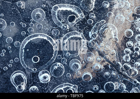 Textur abstrakte closeup Hintergrund Eis mit Luftblasen durch Frost in die Masse des Wassers gefangen, während das Einfrieren. Stockfoto