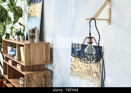 Neue Lampe hängend an der Wand im Inneren der Zimmer Stockfoto