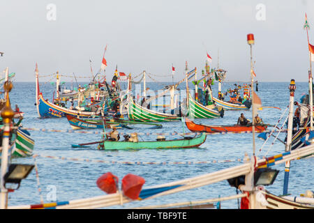 JIMBARAN BALI - 15. MAI 2019: Einige traditionelle balinesische Boote Angeln rund um den See von ​​Jimbaran. Dieses traditionelle Boot ist mit bunt verziert Stockfoto