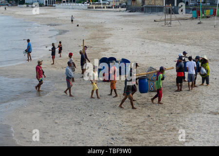 BALI/INDONESIEN - 15. MAI 2019: Einige traditionelle balinesische Boote zurück zu landen, nachdem Sie Fisch auf hoher See gefangen haben. Die umliegenden Fisher Stockfoto