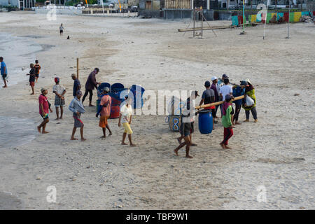 BALI/INDONESIEN - 15. MAI 2019: Einige traditionelle balinesische Boote zurück zu landen, nachdem Sie Fisch auf hoher See gefangen haben. Die umliegenden Fisher Stockfoto