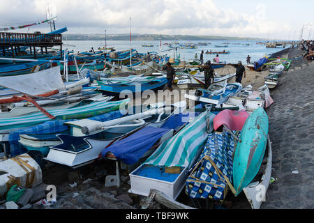 BALI/INDONESIEN - 15. MAI 2019: Einige Fischer, die ihre Boote waren in das Land auf kelan Strand, Tuban, Bali. Wenn Sie nicht auf das Meer, die Boote waren Stockfoto