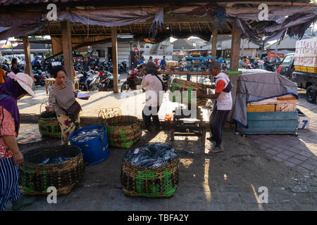 BALI/INDONESIEN - 15. MAI 2019: Der Fischer fangen wird sofort an der Auktion Website gewogen. Der Fang der Fischer, in Bambuskörben platziert, Th Stockfoto