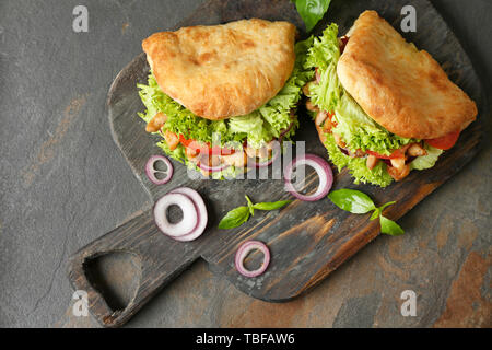Lecker Döner auf Holzbrett Stockfoto