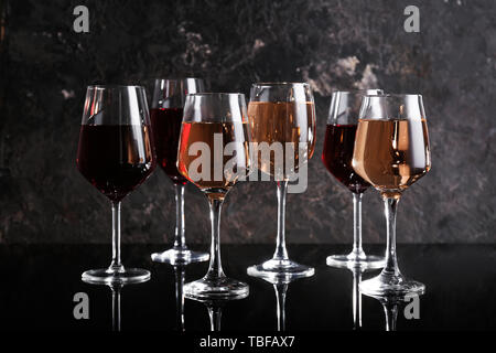 Gläser verschiedene Weinsorten auf dunklen Tabelle Stockfoto