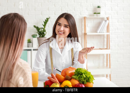 Junge Frau, Ernährungsberaterin bei der Gewichtsreduktion Klinik Stockfoto