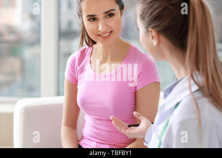 Junge Frau, Ernährungsberaterin bei der Gewichtsreduktion Klinik Stockfoto