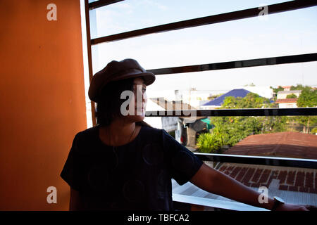 Reisende Thai Frauen portrait posiert für ein Foto in der Wohnung Eigentumswohnung in morgen mal an Udonthani Stadt in Udon Thani, Thailand Stockfoto